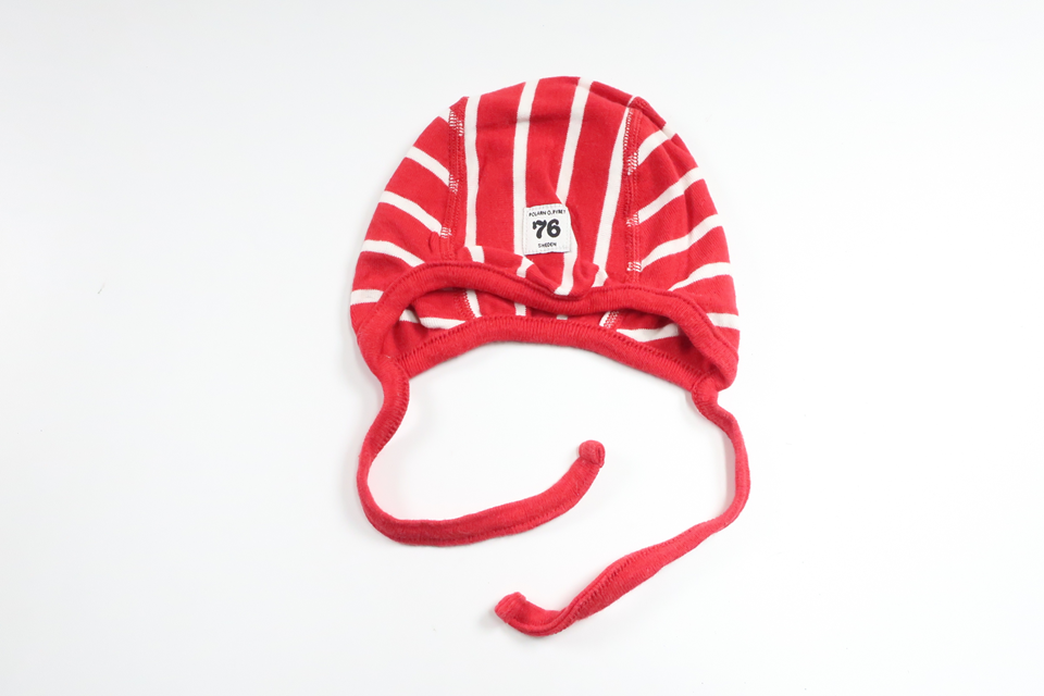 Gestreifte Helmmütze von Polarn o. Pyret – Größe 40/452 – Rot