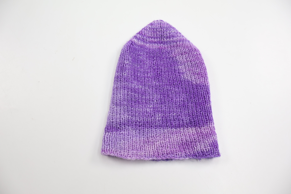 Stickad mössa från Hemstickat - Storlek 56/62 - Lila