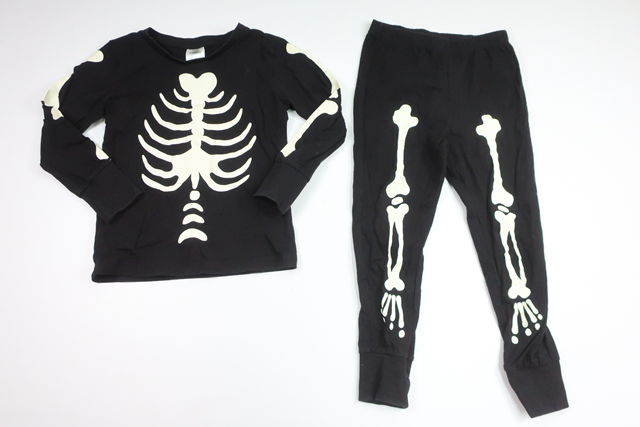 Zweiteiliger Schlafanzug mit Skelettmotiv von Lindex – Größe 98/14 – Schwarz