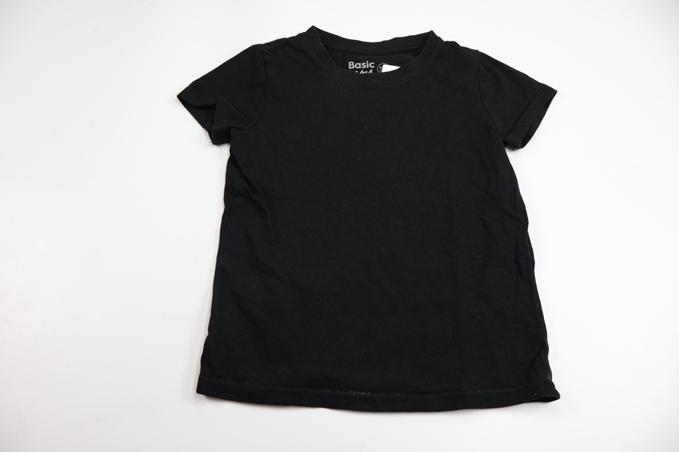T-shirt från Basic U - Storlek 98/104 - Svart