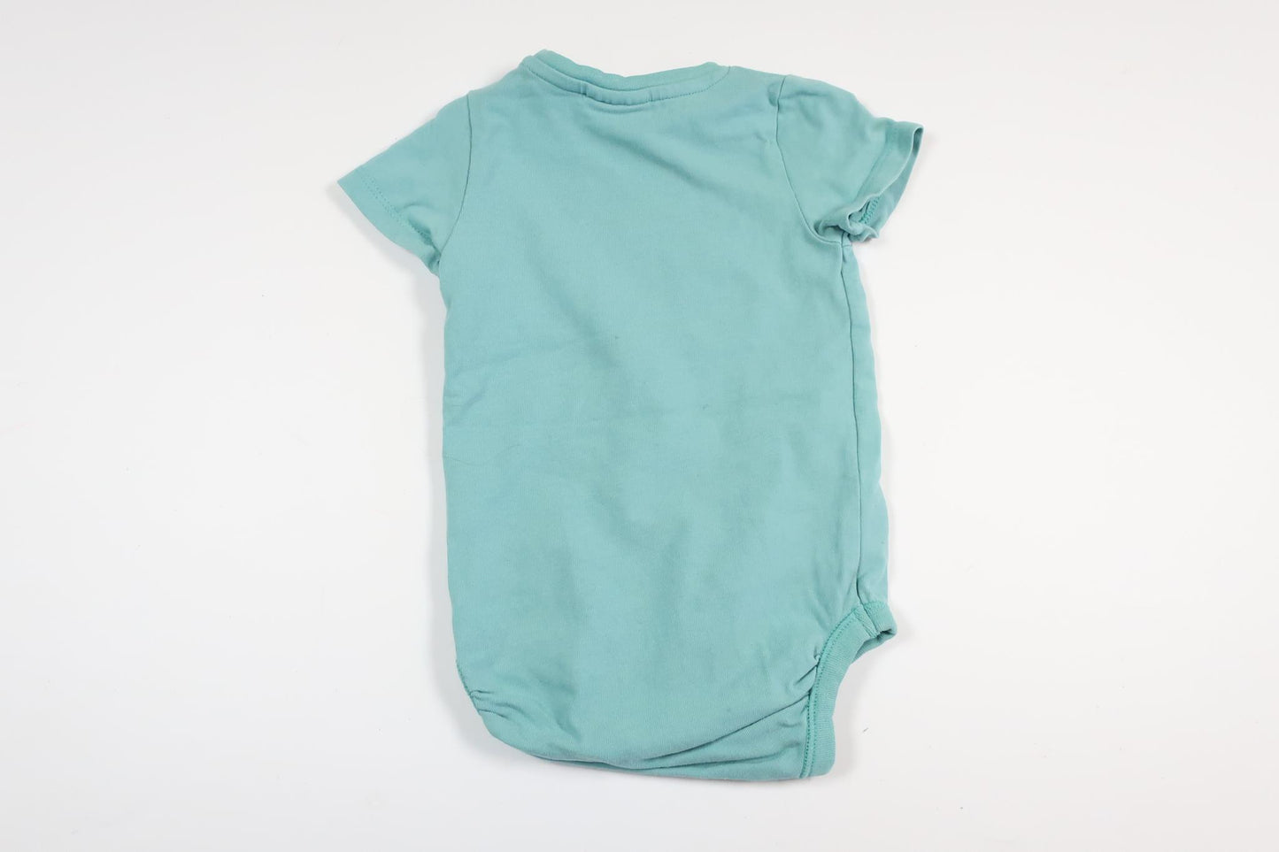 Hellblauer Kurzarmbody mit Kappahl-Schriftzug in Größe 62