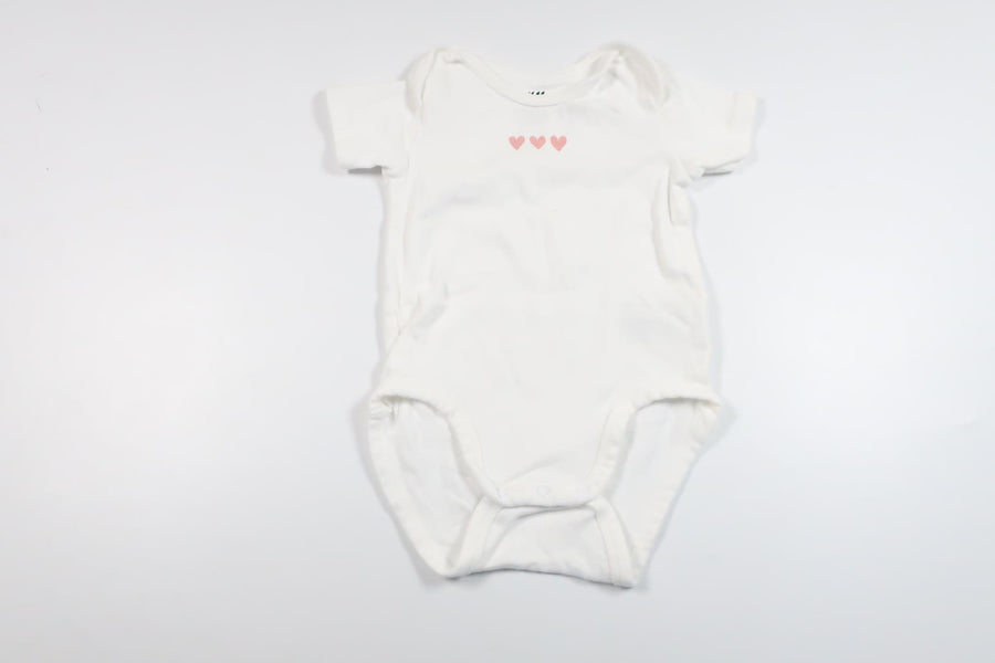 Body mit Herzchen von H&MM - Größe 68/74 - Weiß