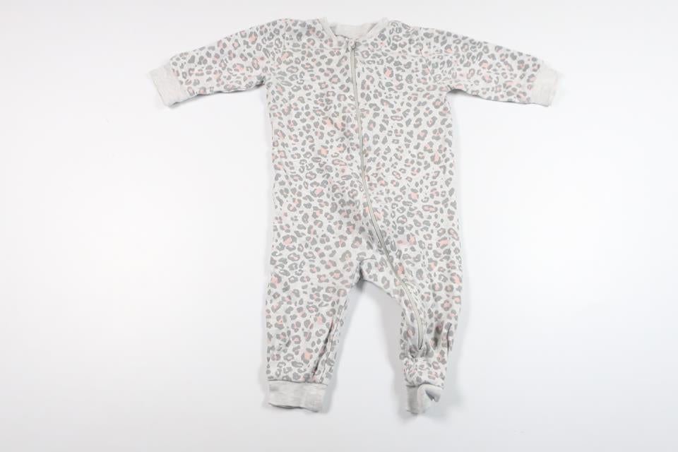 Leopardenmuster-Pyjama von Kappahl – Größe 62/68 – Grau