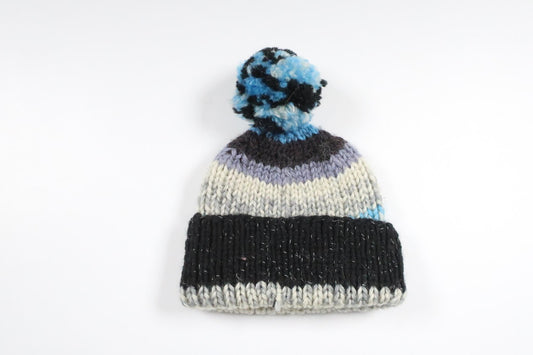 Handgestrickte Mütze unbekannter Herkunft – Größe 50/56 – Mehrfarbig