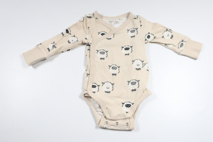 Wickelbody mit Lammfell von Lindex – Größe 56 – Cremeweiß