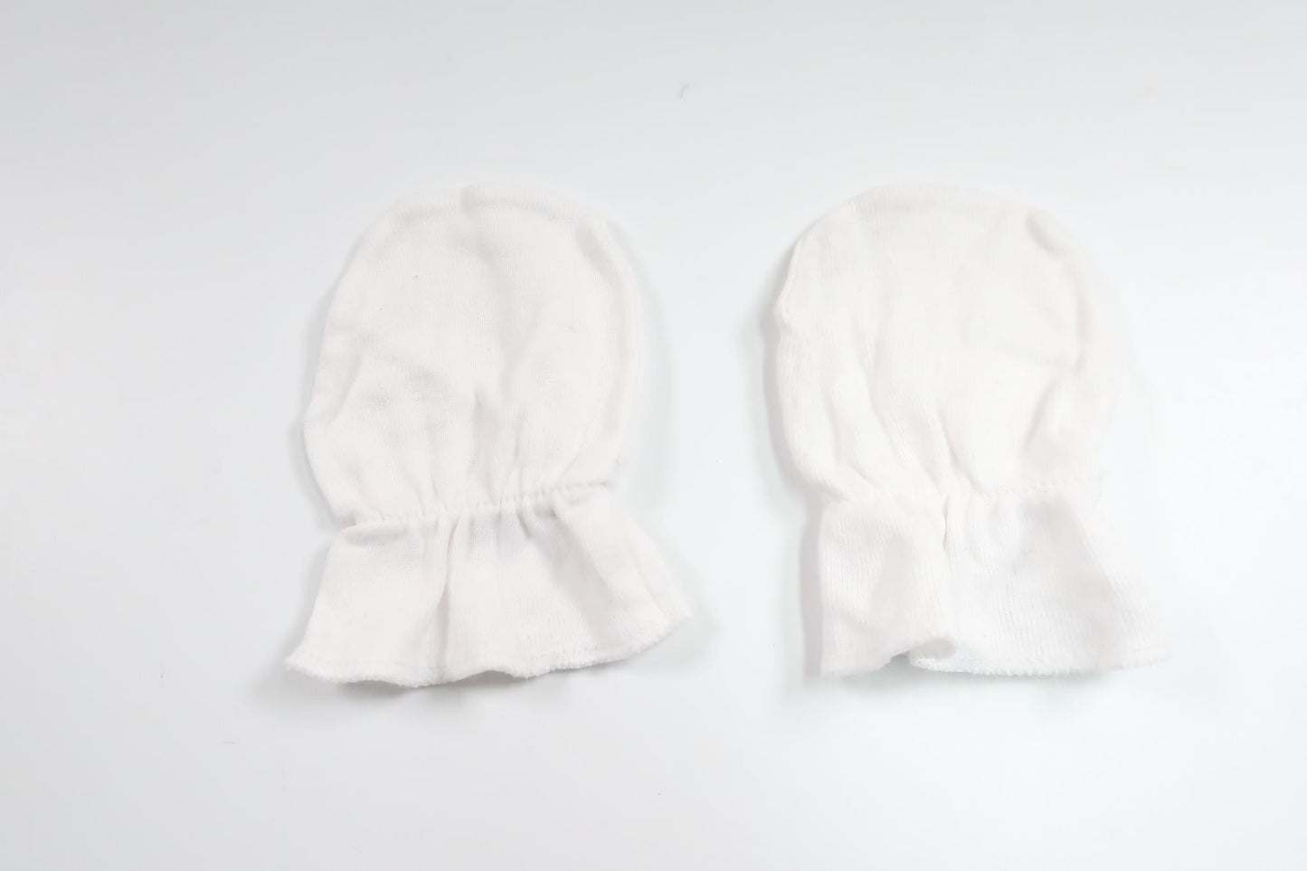 Neugeborenen-Fäustlinge von unbekannter Marke – Größe 56/62 – Weiß