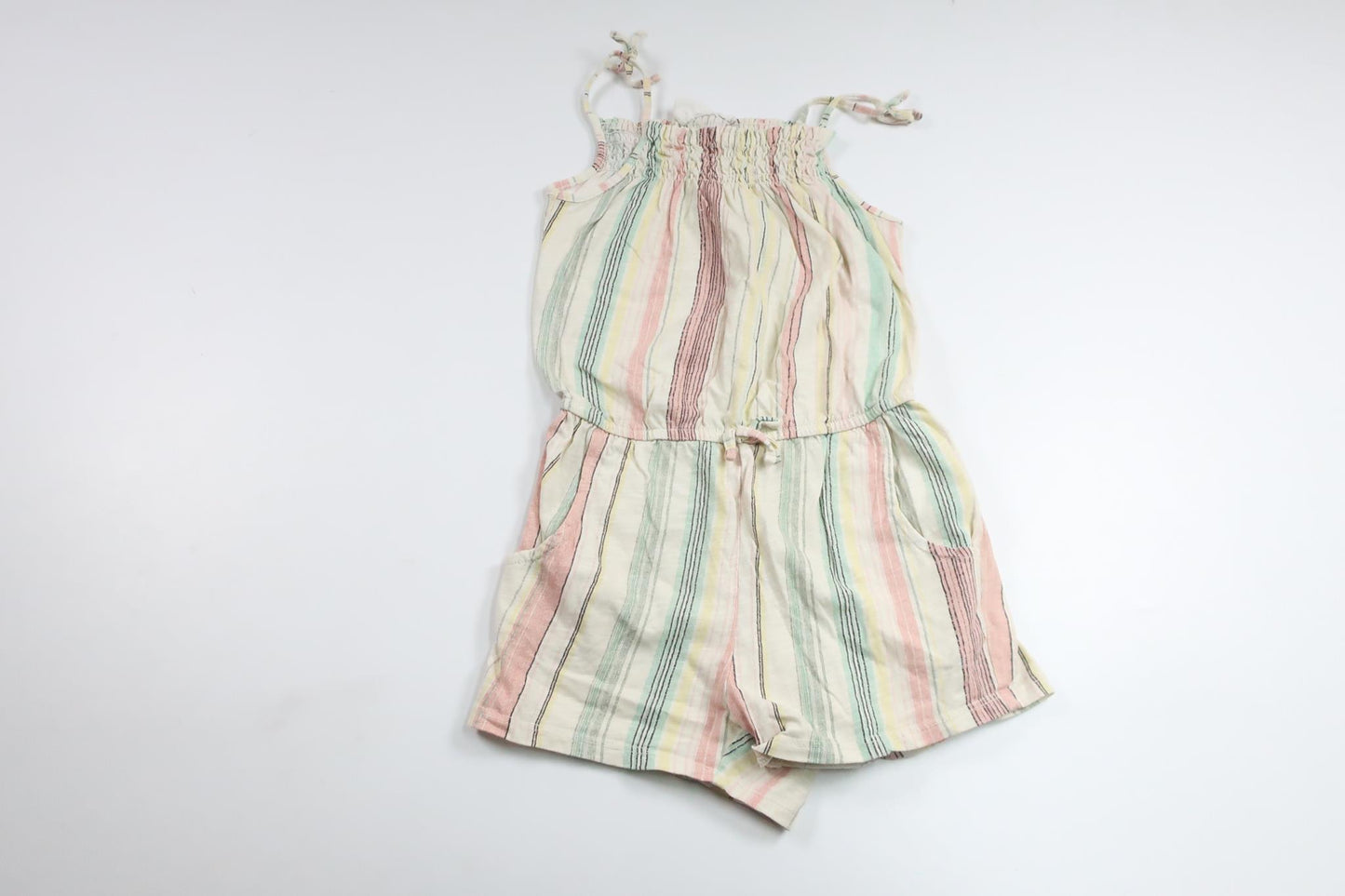 Gestreifter Jumpsuit von Kappahl – Größe 122 – Mehrfarbig