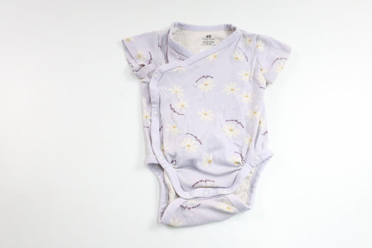 Wickelbody mit Blumenmuster von H&MM - Größe 68 - Lila