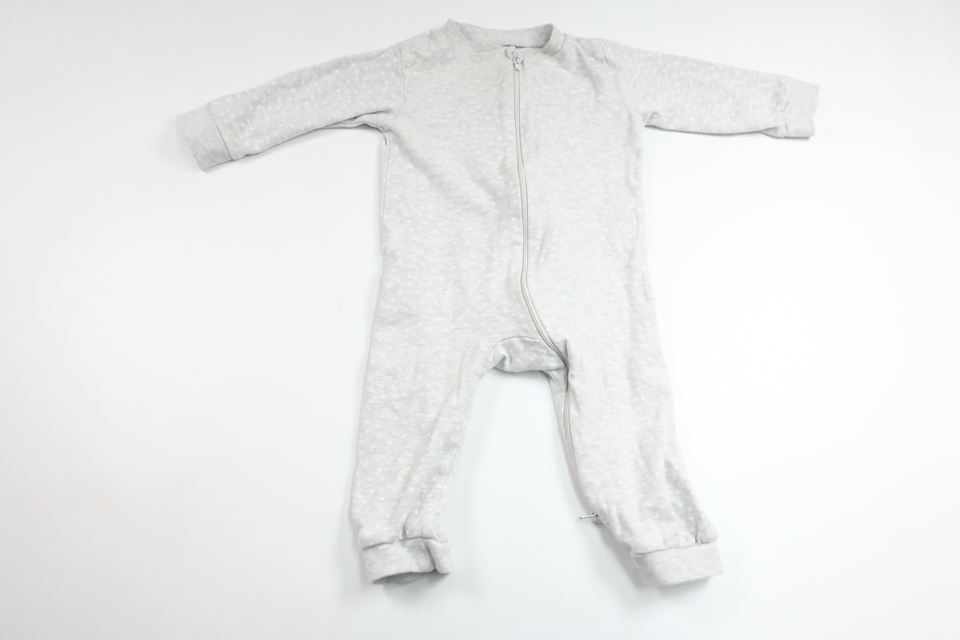 Gepunkteter Pyjama mit Zebramuster von Petite Mini – Größe 74 – Grau