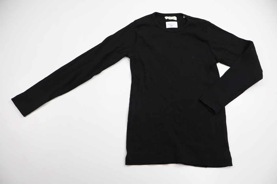 Ribbad tröja från Petter & Kajsa - Storlek 122/128 - Svart