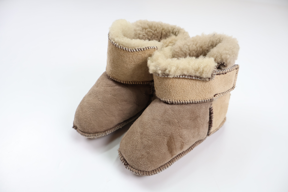Tossor i äkta fårskinn och ull från Shepherd - Storlek 74/80 - Beige