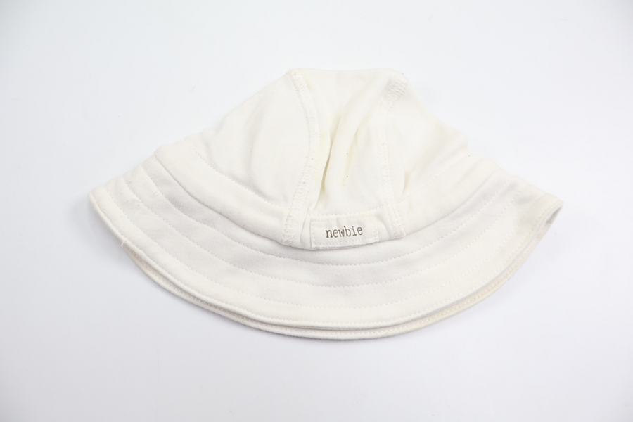 Mjuk solhatt från Newbie - Storlek 56/62 - Vit
