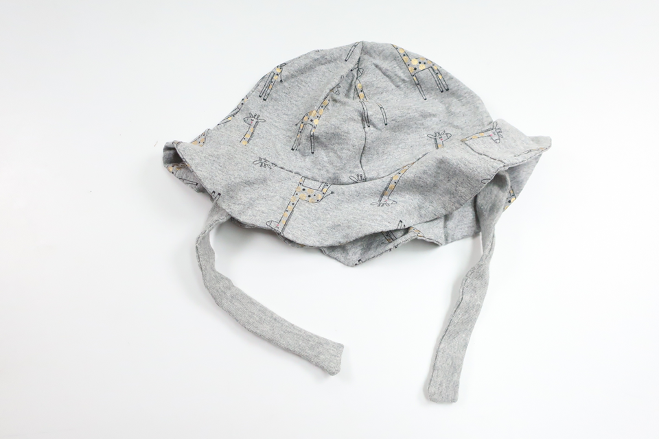 Sonnenhut mit Giraffenmotiv von Hemsytt – Größe 44/46 – Grau