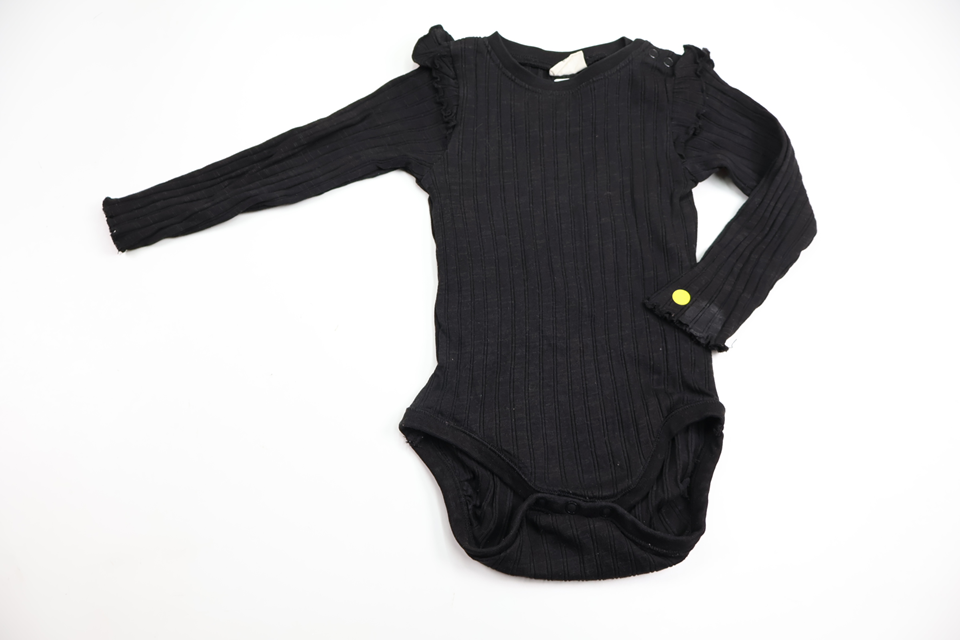 Ribbad body med volang från Kappahl - Storlek 86 - Svart