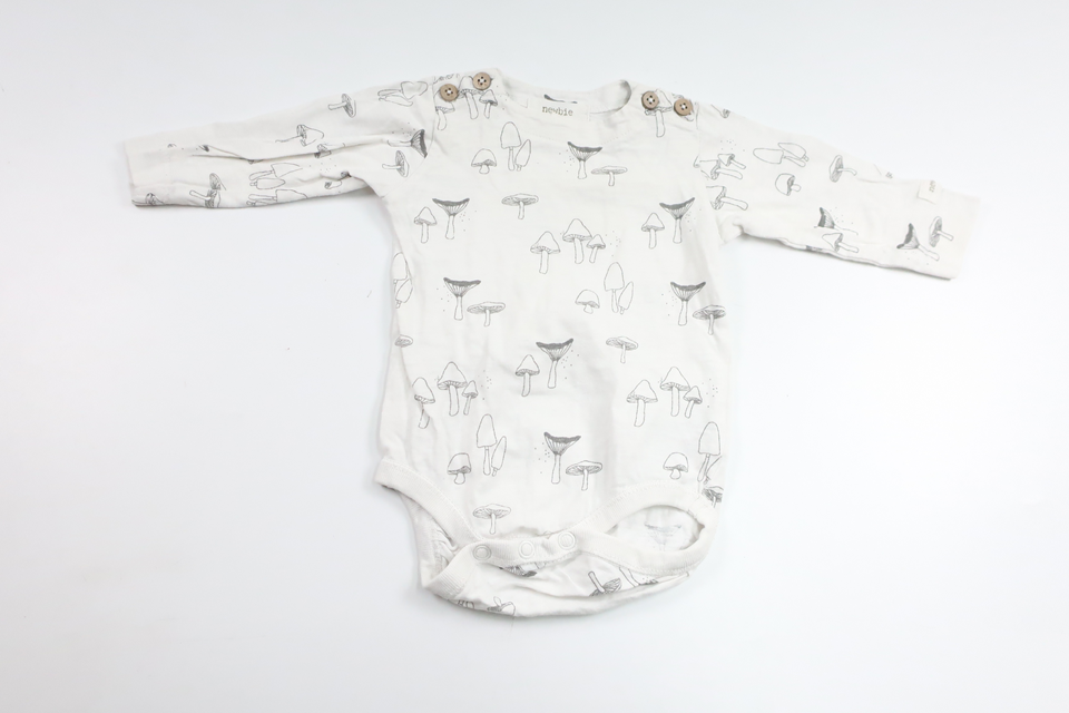 Body mit Pilzmuster von Newbie – Größe 56 – Weiß