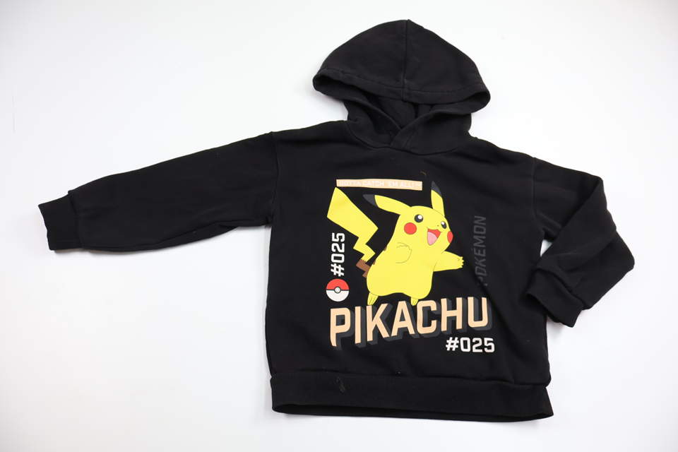 Huvtröja med Pikachu från H&M - Storlek 116 - Svart
