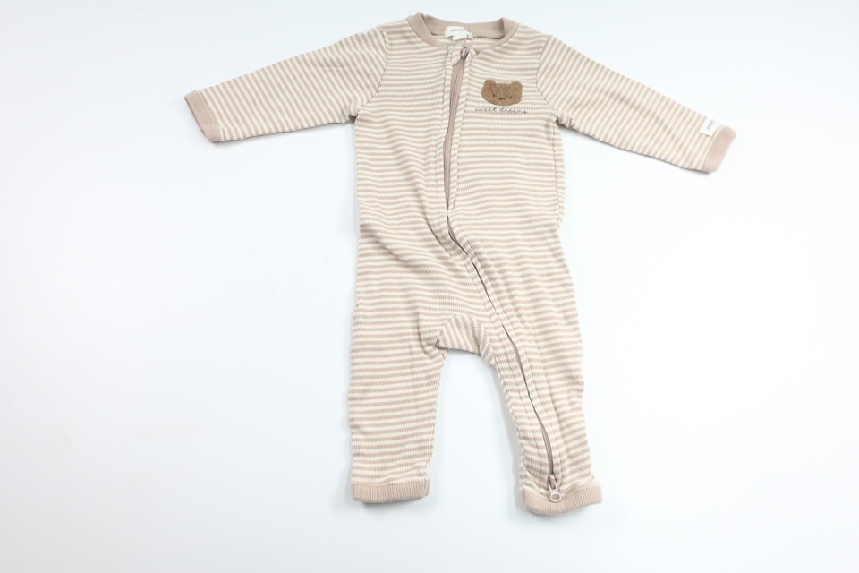 Gestreifter Pyjama von Newbie – Größe 62 – Beige