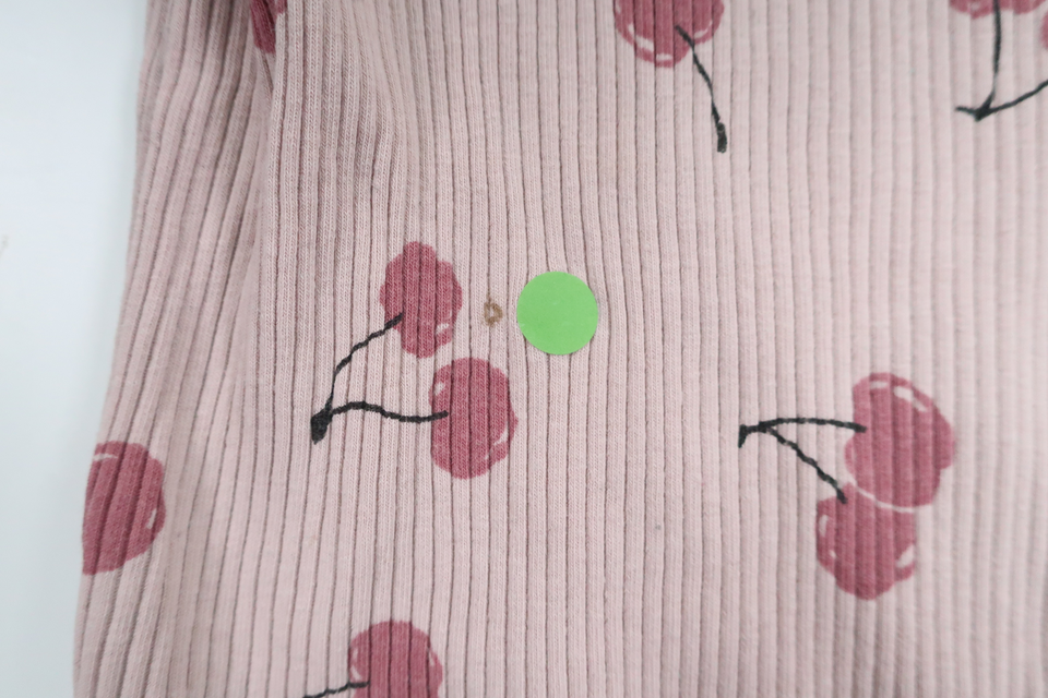 Gerippter Pullover mit Kirschmuster von Kappahl – Größe 122/128 – Lila