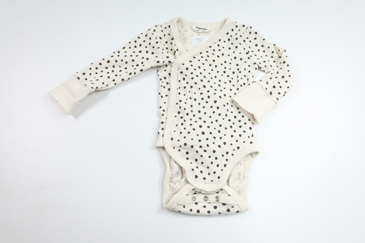 Gerippter Wickelbody mit Polka-Dots von Kappahl – Größe 68 – Off-White