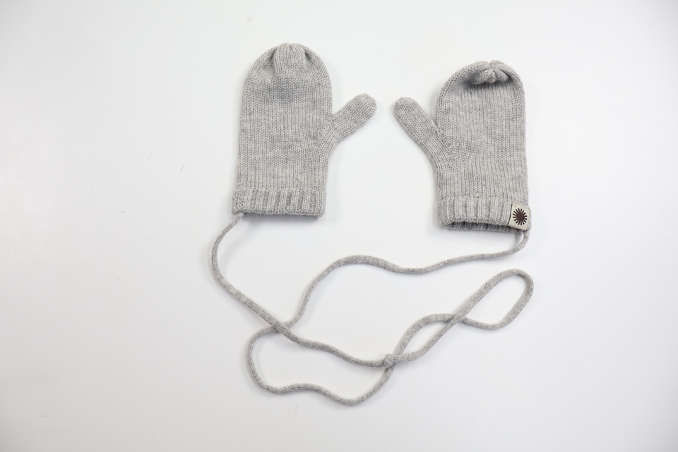 Stickade tumvantar i 50% ull från UGG - Storlek 110/116 - Grå